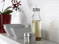 Detailaufnahme eines schmalen weißen Küchenregals mit Dekoration